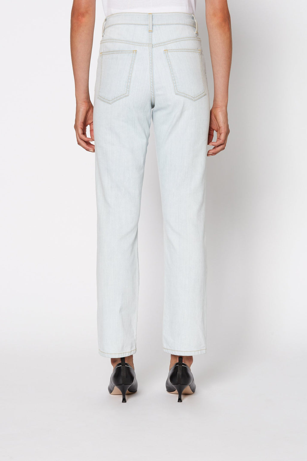 STRAIGHT LEG JEAN