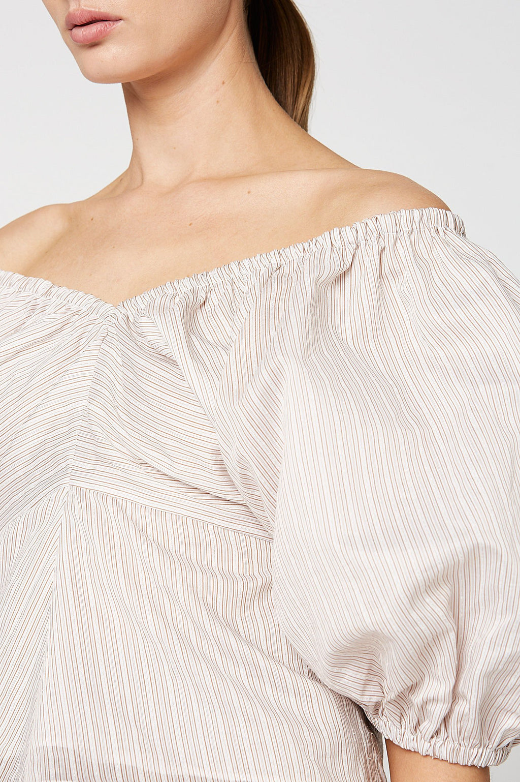STRIPE GATHERED V NECK TOP