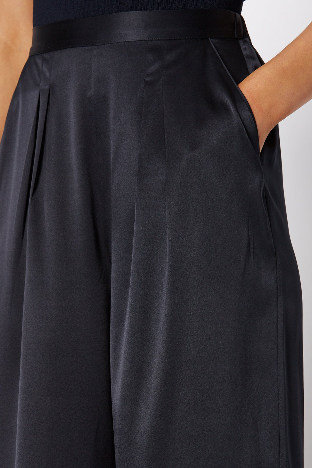 SILK SATIN PIPED TROUSER