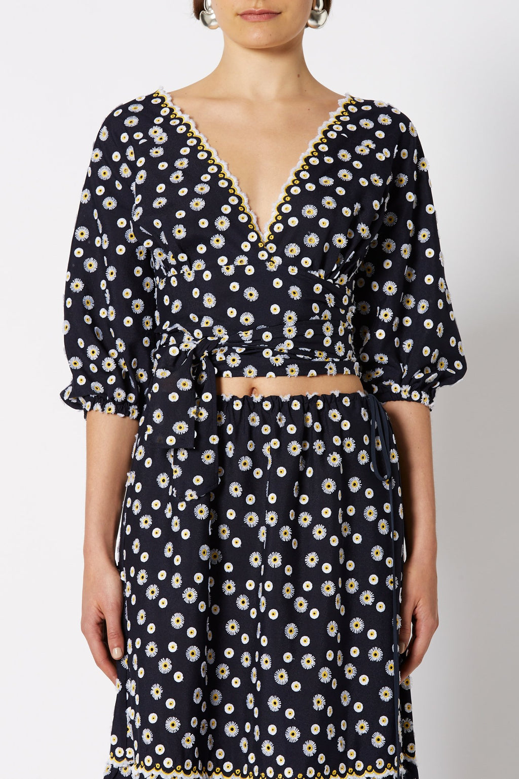 EMBROIDERED DAISY TOP