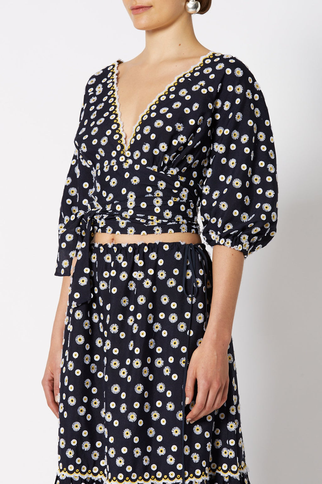 EMBROIDERED DAISY TOP