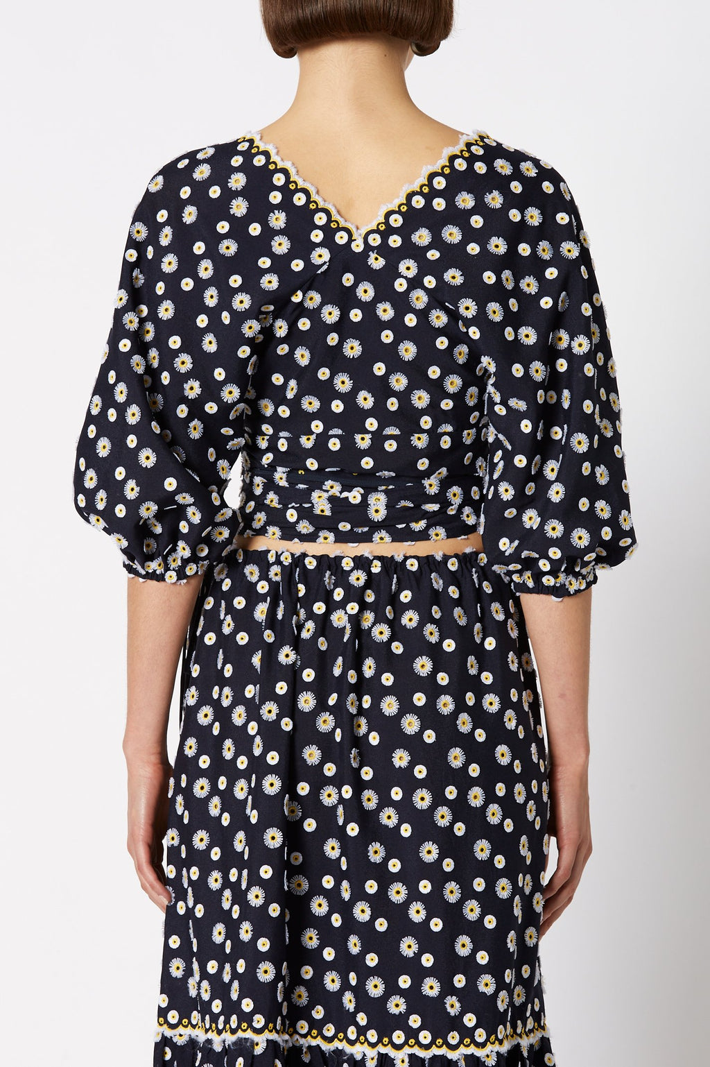 EMBROIDERED DAISY TOP