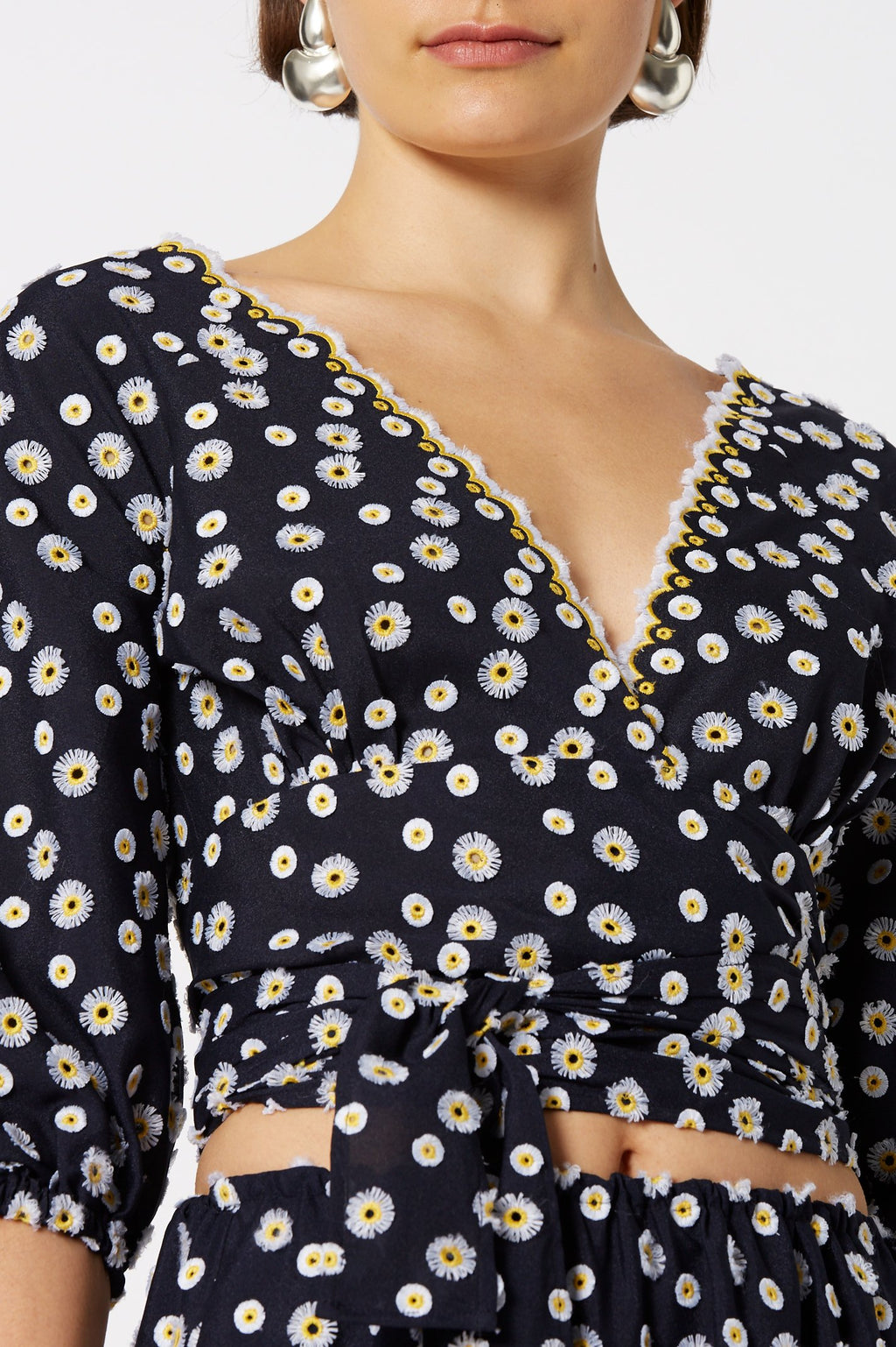 EMBROIDERED DAISY TOP