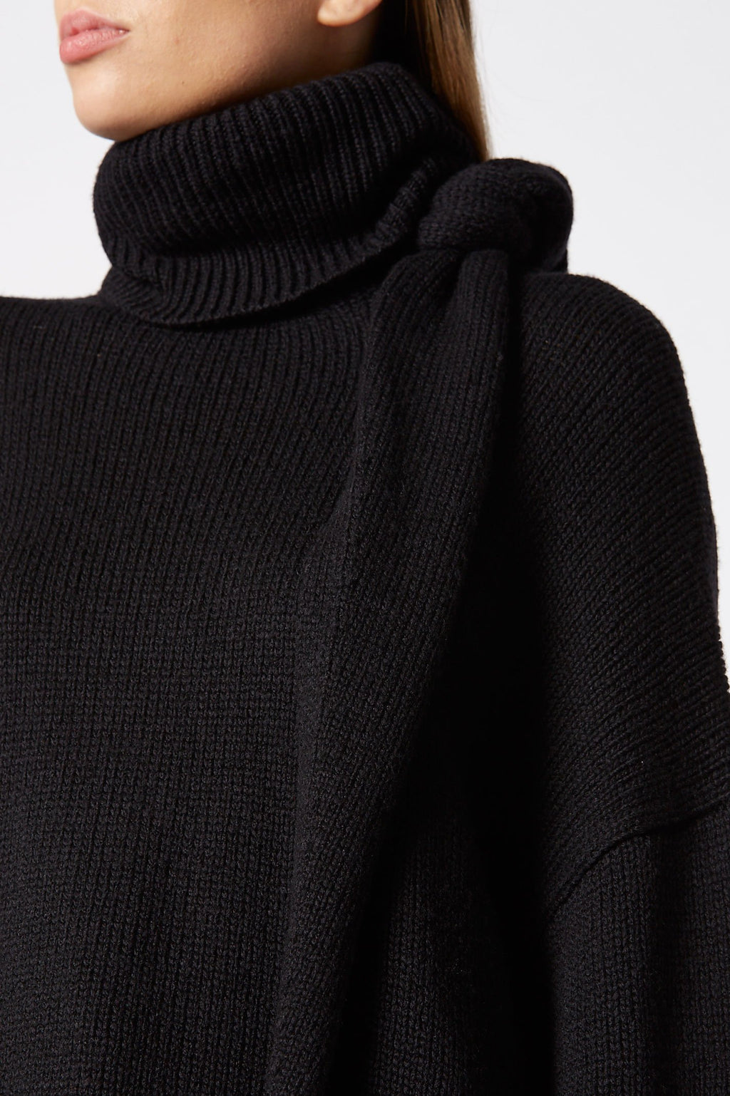 HUSKY CRAVAT SWEATER 3